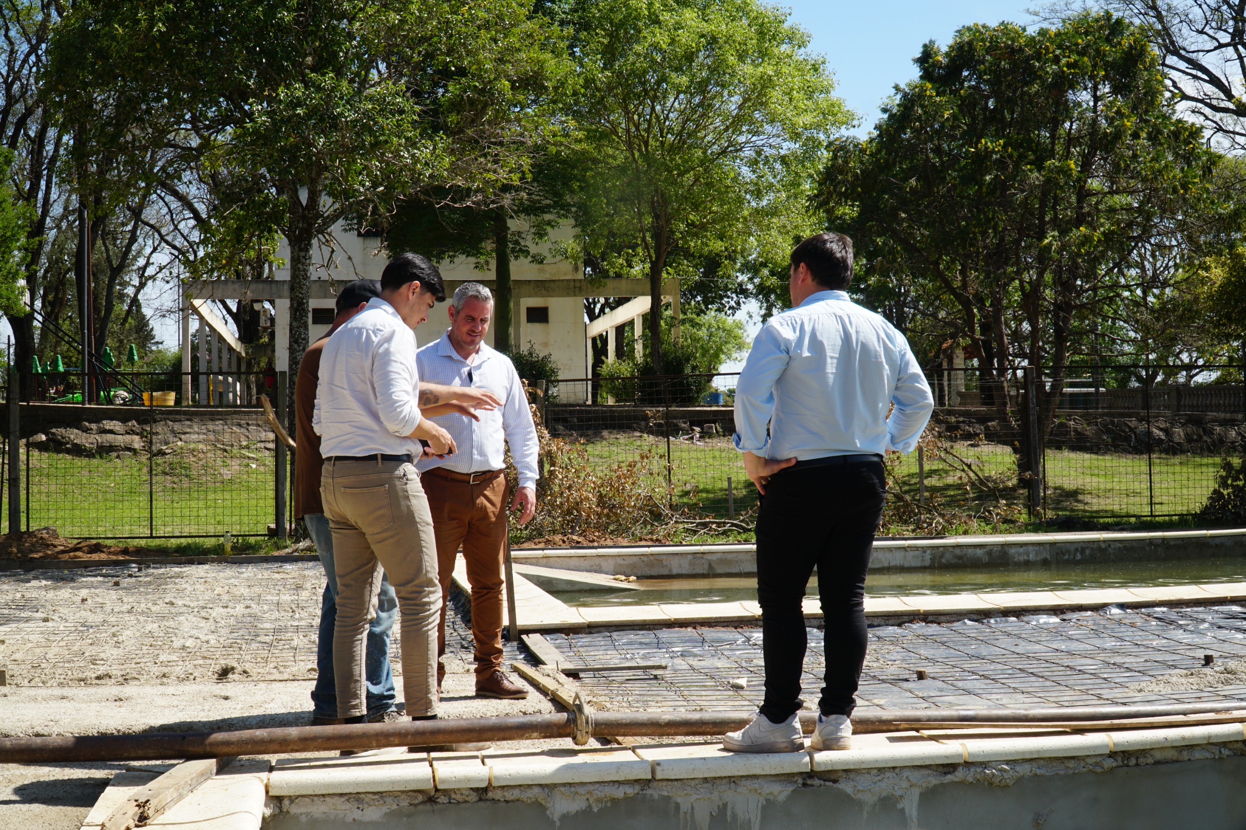 Autoridades supervisaron las obras de recuperación y construcción del natatorio del Parque Quirós, proyecto que se ejecuta en conjunto entre el Municipio de Colón y la Caja de Jubilaciones.