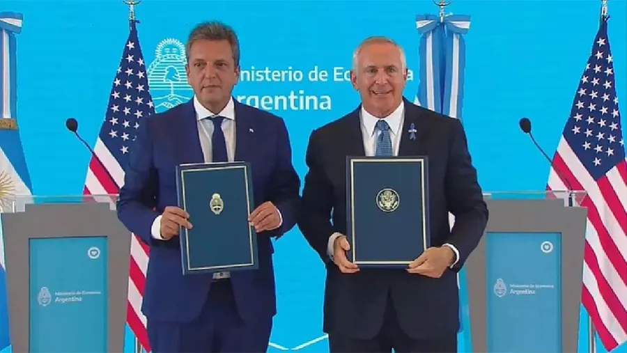 El ministro de Economía y el embajador de EEUU firmaron un acuerdo de información tributaria.