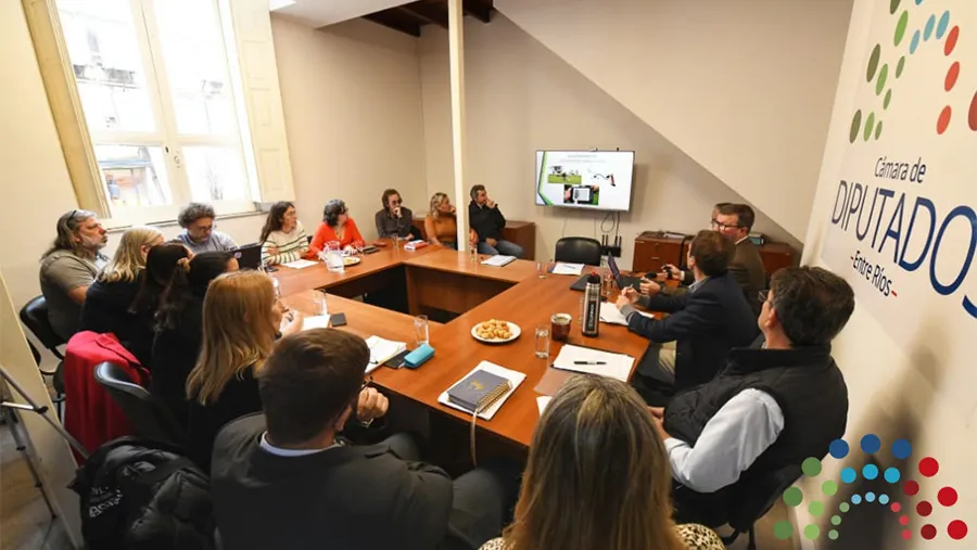 La Comisión de Recursos Naturales y Ambiente de la Cámara de Diputados valoró la experiencia de Colonia Elía para la “Buenas Prácticas en la Utilización de Fitosanitarios y Domisanitarios”. La Comisión de Recursos Naturales y Ambiente de la Cámara de Diputados valoró la experiencia de Colonia Elía para la “Buenas Prácticas en la Utilización de Fitosanitarios y Domisanitarios”.