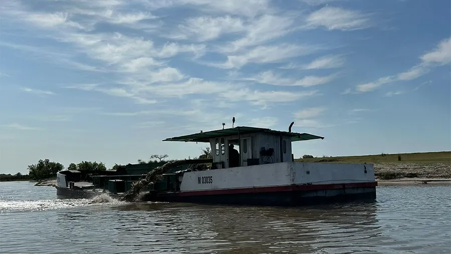 Imagen de archivo de la embarcación que es denunciada por dragar en el río Gualeguay. Imagen de archivo de la embarcación que es denunciada por dragar en el río Gualeguay.