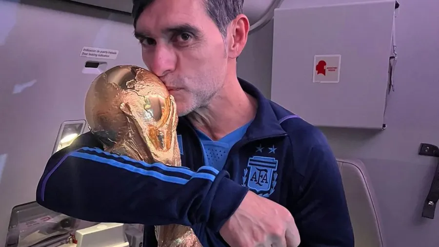 De regreso y con la Copa, Roberto Ayala envió “un abrazo para todos los paranaenses” De regreso y con la Copa, Roberto Ayala envió “un abrazo para todos los paranaenses”