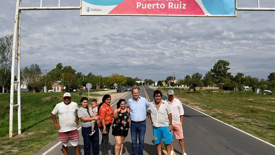 El gobernador Gustavo Bordet en su visita a Puerto Ruiz, donde también recorrió los trabajos de obras sanitarias que mejorará la calidad de vida de la población. El gobernador Gustavo Bordet en su visita a Puerto Ruiz, donde también recorrió los trabajos de obras sanitarias que mejorará la calidad de vida de la población.