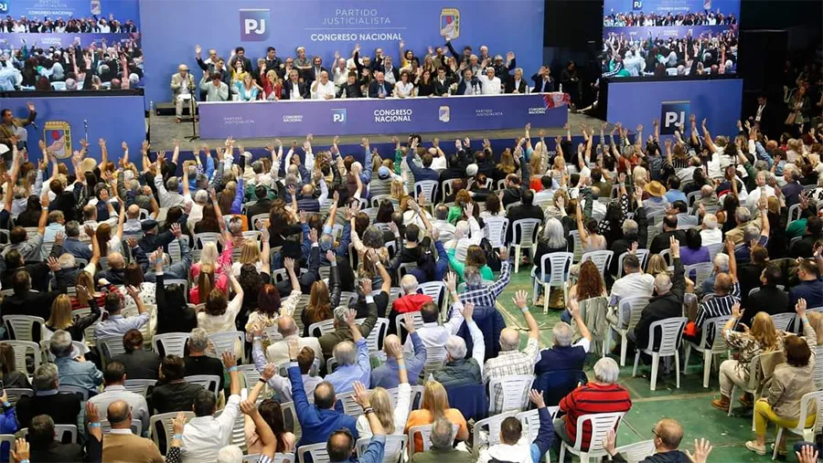 El Congreso Nacional del Partido Justicialista se realizó el viernes pasado en el estadio de Ferro de la Ciudad de Buenos Aires. El Congreso Nacional del Partido Justicialista se realizó el viernes pasado en el estadio de Ferro de la Ciudad de Buenos Aires.