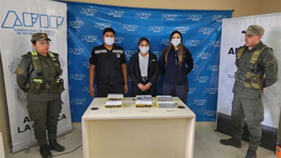 Las tres tenían los panes de cocaína debajo de su ropa. También llevaban 777.000 pesos en efectivo. Las tres tenían los panes de cocaína debajo de su ropa. También llevaban 777.000 pesos en efectivo.