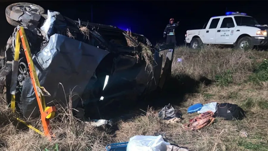 El Volkswagen Gol Trend despistó en inmediaciones a la rotonda de acceso a la localidad de San José (Departamento Colón). El Volkswagen Gol Trend despistó en inmediaciones a la rotonda de acceso a la localidad de San José (Departamento Colón).