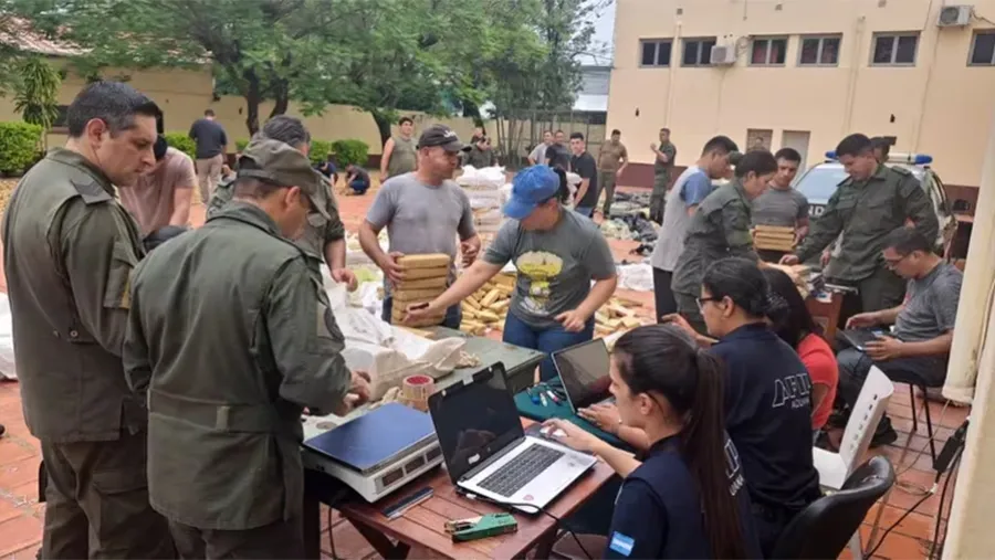 Se presume que la mercadería fue cargada por pasos fronterizos ilegales. La Justicia realizará la investigación y decidirá la pena para los contrabandistas. Se presume que la mercadería fue cargada por pasos fronterizos ilegales. La Justicia realizará la investigación y decidirá la pena para los contrabandistas.