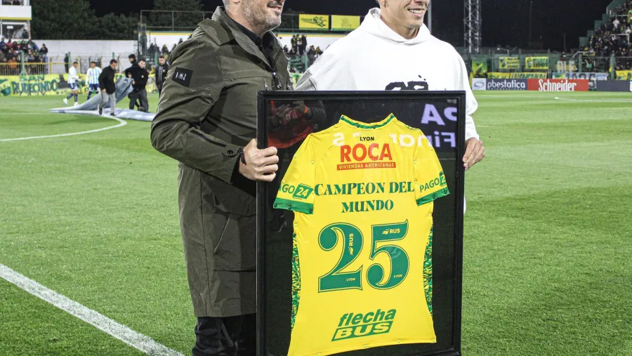 Fútbol: el entrerriano Lisandro Martínez fue homenajeado por Defensa y Justicia Fútbol: el entrerriano Lisandro Martínez fue homenajeado por Defensa y Justicia