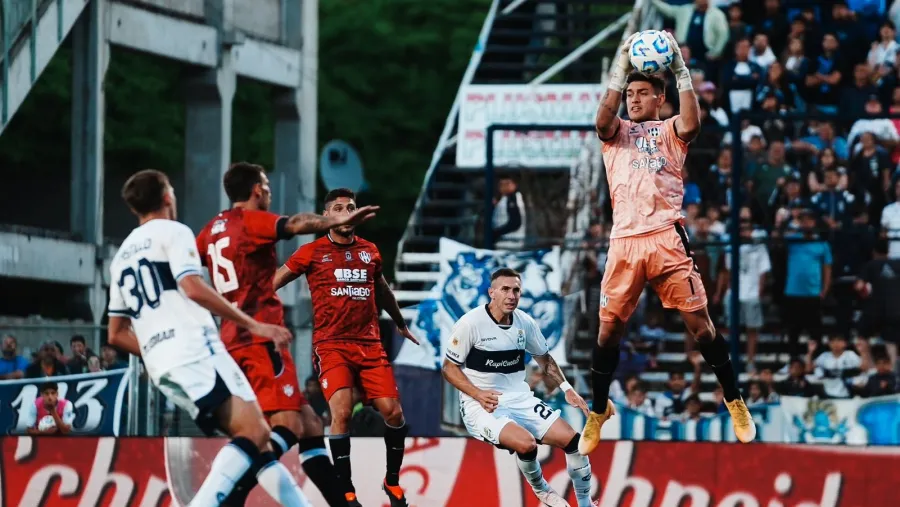 Gimnasia no pudo aprovechar la ventaja numérica y empató con Central Córdoba Gimnasia no pudo aprovechar la ventaja numérica y empató con Central Córdoba