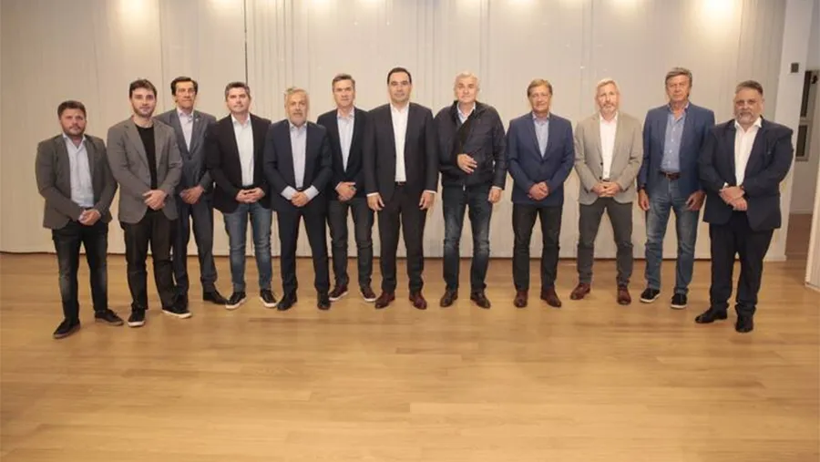 Los gobernadores de 20 provincias asumirán en distintos cronogramas hasta el 17 de diciembre. Rogelio Frigerio lo hará mañana lunes. Los gobernadores de 20 provincias asumirán en distintos cronogramas hasta el 17 de diciembre. Rogelio Frigerio lo hará mañana lunes.