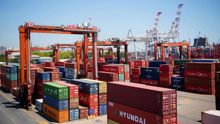 El dato de la apertura extrema de las importaciones a casi 9 meses de asumido el poder, el modelo Milei camina firme hacia la peor parte del menemismo: la transición a la crisis del 2001, es decir, un esquema de apertura total de la economía, destrucción fabril, transferencia de ingresos de la población a sectores de poder económico y un futuro incierto. El dato de la apertura extrema de las importaciones a casi 9 meses de asumido el poder, el modelo Milei camina firme hacia la peor parte del menemismo: la transición a la crisis del 2001, es decir, un esquema de apertura total de la economía, destrucción fabril, transferencia de ingresos de la población a sectores de poder económico y un futuro incierto.