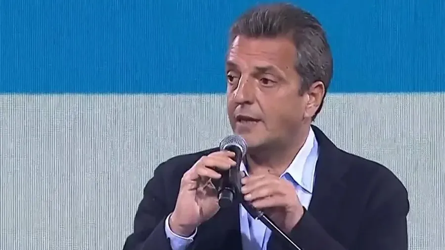 Pasadas las 20, el candidato de Unión por la Patria, Sergio Massa, habló desde el bunker partidario en Chacarita y adelantó que se comunicó con el aspirante de La Libertad Avanza: “Milei es el Presidente que la mayoría de los argentinos eligió para los próximos 4 años”. Pasadas las 20, el candidato de Unión por la Patria, Sergio Massa, habló desde el bunker partidario en Chacarita y adelantó que se comunicó con el aspirante de La Libertad Avanza: “Milei es el Presidente que la mayoría de los argentinos eligió para los próximos 4 años”.
