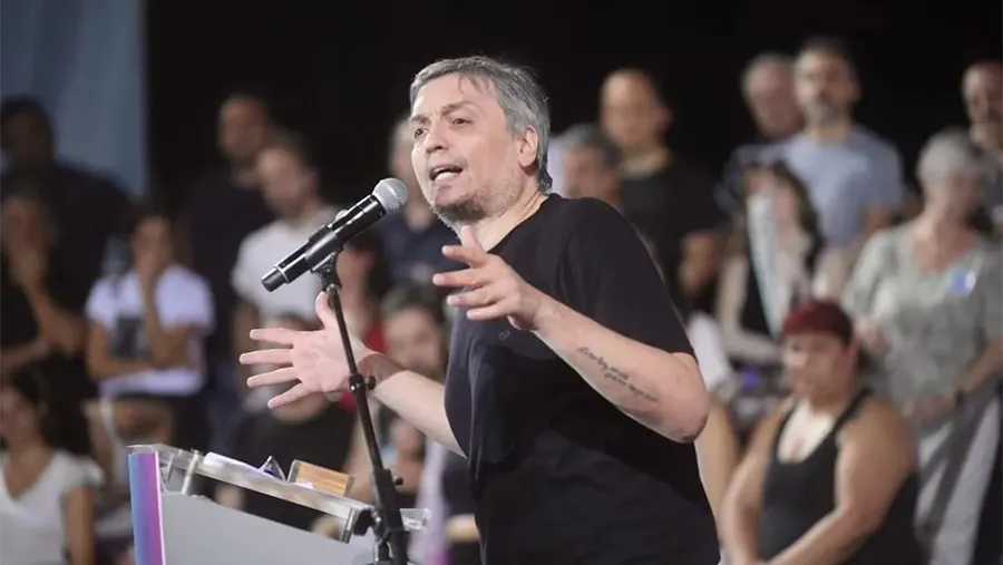 “Basta de aventuras personales”, pidió Máximo Kirchner en el cierre del plenario kirchnerista realizado en Avellaneda, y en alusión al deseo del Presidente de ir por una reelección. “Basta de aventuras personales”, pidió Máximo Kirchner en el cierre del plenario kirchnerista realizado en Avellaneda, y en alusión al deseo del Presidente de ir por una reelección.