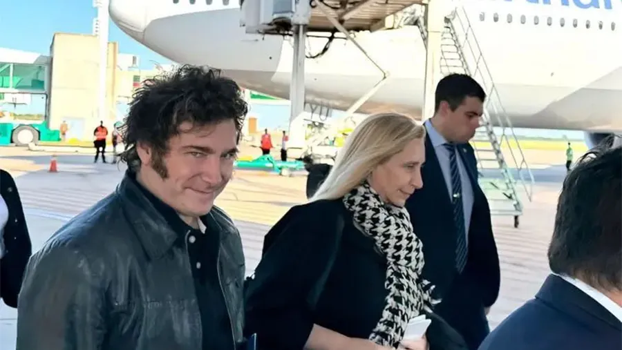 Javier Milei se ausentará del país entre el 17 y 24 de enero para participar de la asunción de Donald Trump en Estados Unidos y del Foro Económico Mundial que se realizará en la ciudad de Davos, Suiza. Javier Milei se ausentará del país entre el 17 y 24 de enero para participar de la asunción de Donald Trump en Estados Unidos y del Foro Económico Mundial que se realizará en la ciudad de Davos, Suiza.