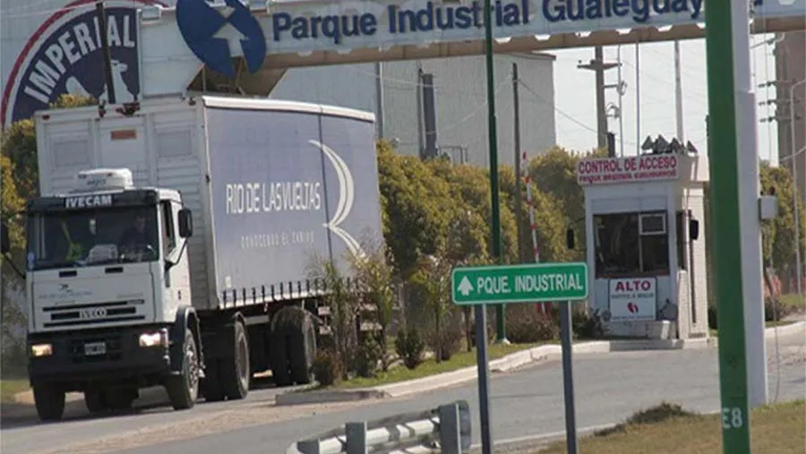 En los últimos días el Parque Industrial de Gualeguaychú comenzó con una ola de despidos que golpea duro en los hogares de la comunidad. En los últimos días el Parque Industrial de Gualeguaychú comenzó con una ola de despidos que golpea duro en los hogares de la comunidad.