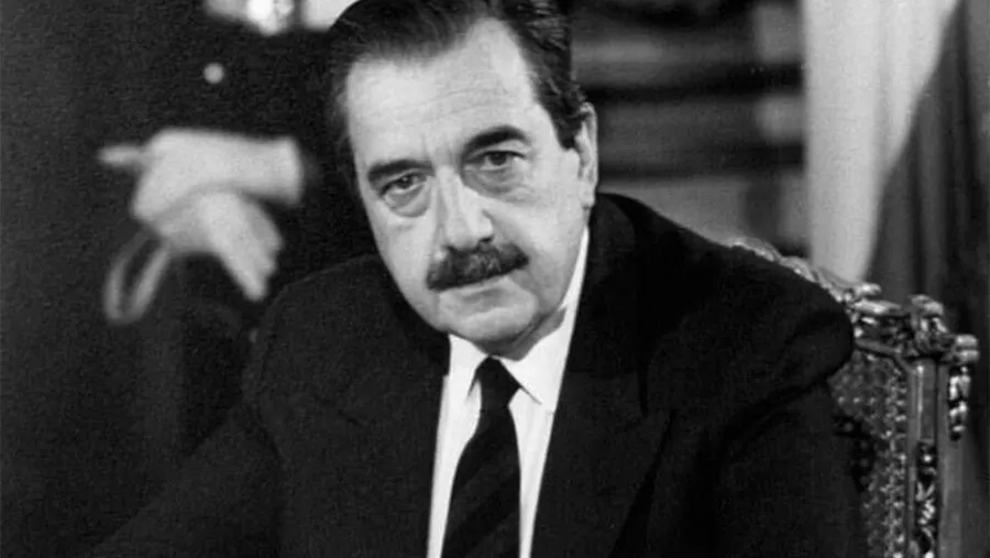 Raúl Alfonsín es considerado como el padre de la democracia. Gobernó entre 1983 y 1989. Raúl Alfonsín es considerado como el padre de la democracia. Gobernó entre 1983 y 1989.