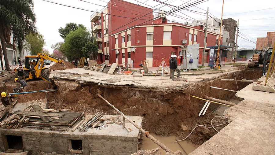 La obra, que se desarrolla en la ciudad de Paraná, implica la facilitación del escurrimiento de los excesos pluviales La obra, que se desarrolla en la ciudad de Paraná, implica la facilitación del escurrimiento de los excesos pluviales