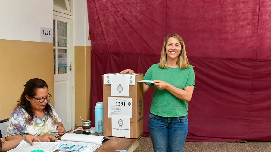 Laura Stratta votó la Escuela Secundaria N° 15 “Don Antonio Casanovas” de Victoria. Laura Stratta votó la Escuela Secundaria N° 15 “Don Antonio Casanovas” de Victoria.