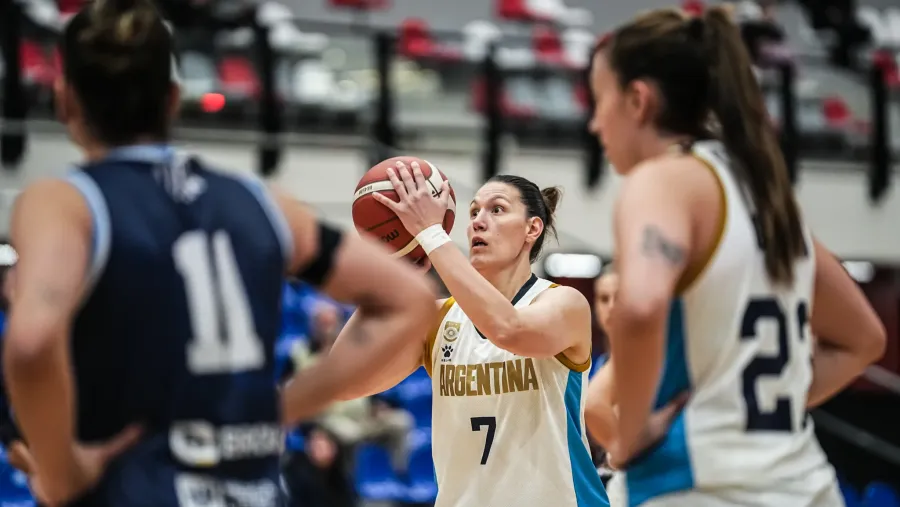 Con la entrerriana Diana Cabrera, “Las Gigantes” jugarán semifinales del Sudamericano Con la entrerriana Diana Cabrera, “Las Gigantes” jugarán semifinales del Sudamericano