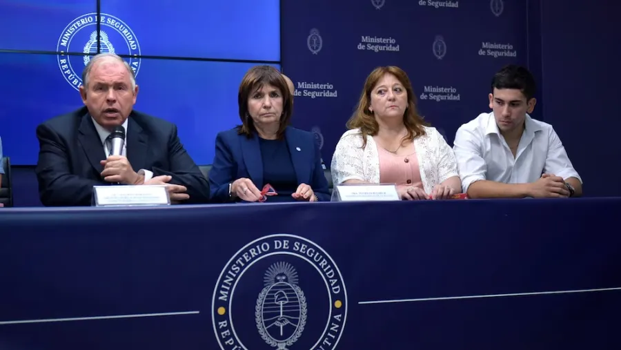 Gerardo Werthein, Patricia Bullrich y familiares de Nahuel Gallo. Gerardo Werthein, Patricia Bullrich y familiares de Nahuel Gallo.