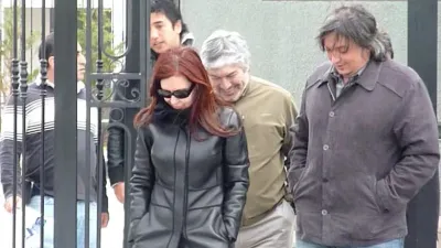 Imagen de archivo de Cristina Kirchner, Lázaro Báez y Máximo Kirchner cuando salían del mausoleo de Néstor Kirchner en Río Gallegos. 
