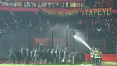 Serios incidentes y suspensión del partido que Colón perdía ante Mitre en Santa Fe