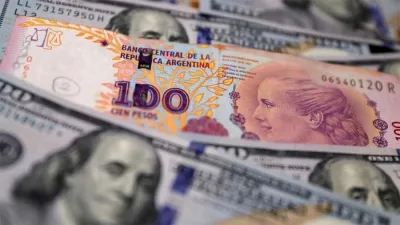Los economistas apuntaron al objetivo oficial de hacerse de recursos comprando dólares “baratos” y vendiéndolos más caro, de cara a un período de escasez de dólares.