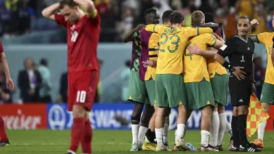 Australia dio la nota ante Dinamarca y avanzó desde el segundo puesto del Grupo D