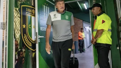 Julio Falcioni sufrió una descompensación y tuvo que ser internado de urgencia