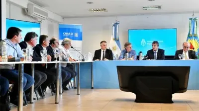 El ministro de Economía, Sergio Massa, junto con Bahillo y otros funcionarios gubernamentales, recibió ayer a los representantes de las entidades de la Mesa de Enlace.