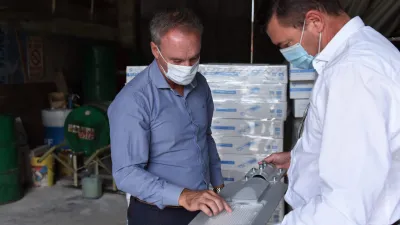 Schneider recibió luces led