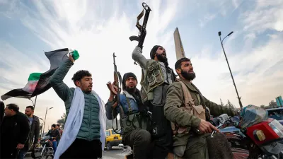 Rebeldes sirios anuncian la caída de Damasco y del régimen de Bachar el Asad Celebraciones en las calles de Homs (Siria).